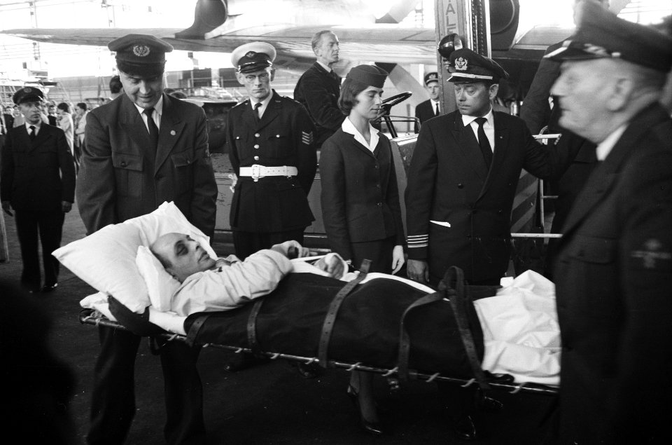 Terugkeer gewonden van de Sirius. KLMer Williams op een brancard, Bestanddeelnr 912-6205