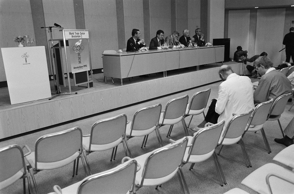 Terugkeer van de Olympische delegatie uit Lausanne lege stoelen, Bestanddeelnr 933-7912