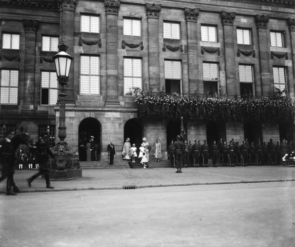 Terugkeer van de koninklijke familie bij het paleis op De Dam, na het bijwonen v, Bestanddeelnr 900-0057