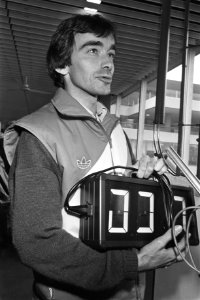 Terugkeer Olympische ploeg vanuit Sarajevo op Schiphol trainer Henk Boer bij aa, Bestanddeelnr 932-8756