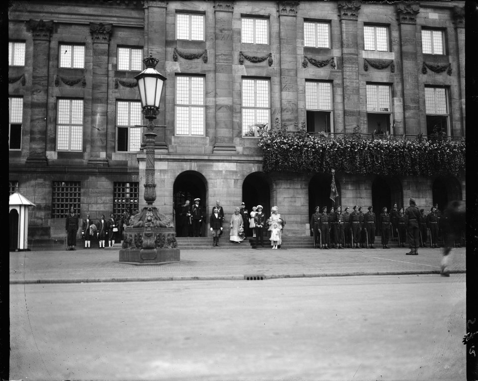 Terugkeer van de koninklijke familie bij het paleis op De Dam, na het bijwonen v, Bestanddeelnr 900-0003
