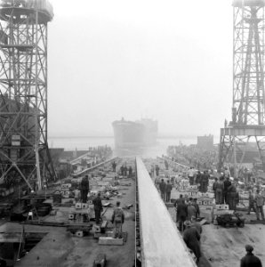 Tewaterlating 19500tonstanker bij Jan Smit te Alblasserdam, Bestanddeelnr 909-2971