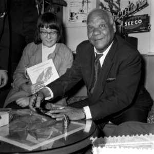 Sydney Bechet tekent grammofoonplaten bij Discotone eigenaar Hank van Leer L. , Bestanddeelnr 908-0487