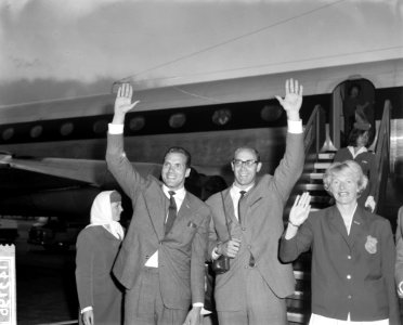 Terug uit Belgrado, de atleten vlnr Kamerbeek, Kees Koch en Fanny Blankers, Bestanddeelnr 914-3196