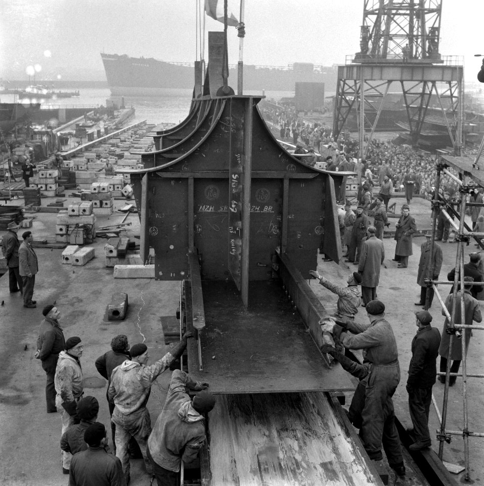Tewaterlating 19500ton tanker bij Jan Smit te Alblasserdam, Bestanddeelnr 909-2969