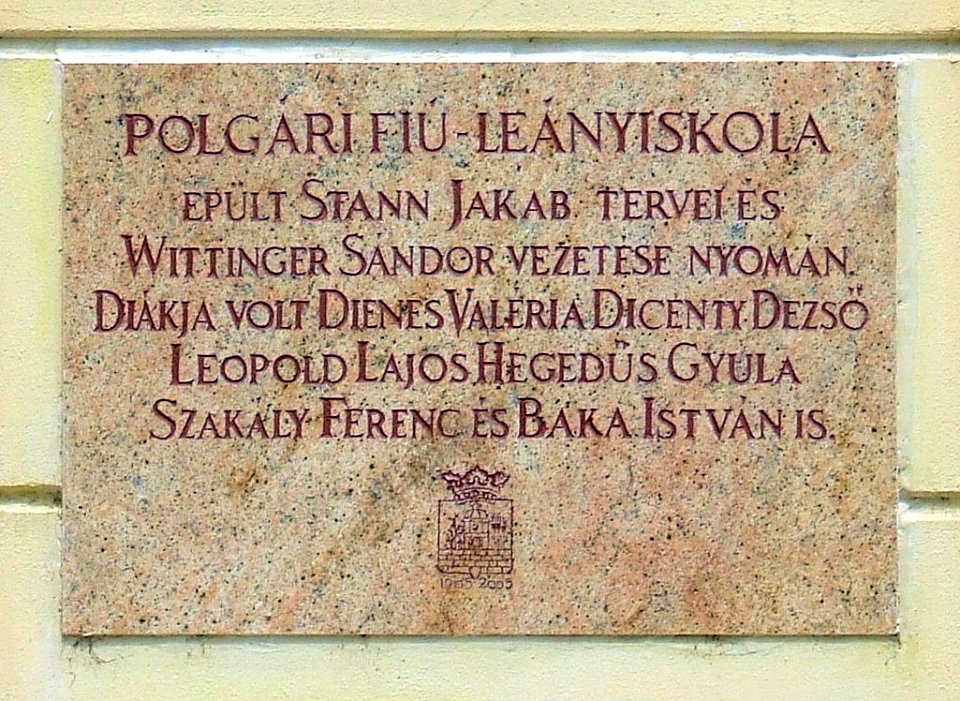 Szekszárd fiú-leány iskola tábla
