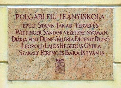 Szekszárd fiú-leány iskola tábla