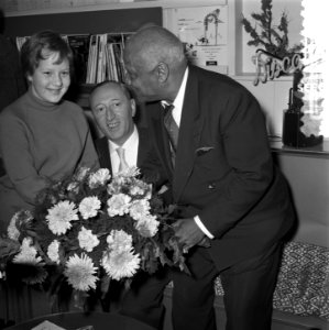 Sydney Bechet tekent grammofoonplaten bij Discotone eigenaar Hank van Leer L. , Bestanddeelnr 908-0483