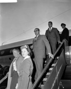 Terug uit Belgrado, de atleten vlnr Kamerbeek, Kees Koch en Fanny Blankers, Bestanddeelnr 914-3197