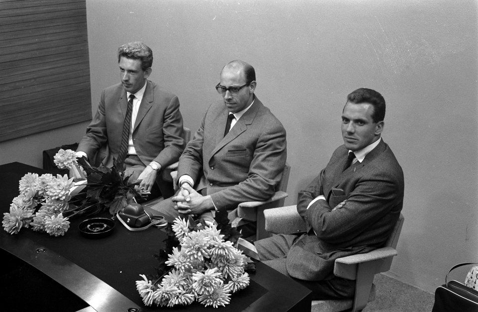 Terug uit Belgrado, de atleten tijdens de persconferentie Schiphol, vlnr Van, Bestanddeelnr 914-3205