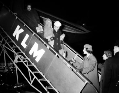 Terugkeer uit Indonesie van Nederlanders op Schiphol, Bestanddeelnr 909-1772