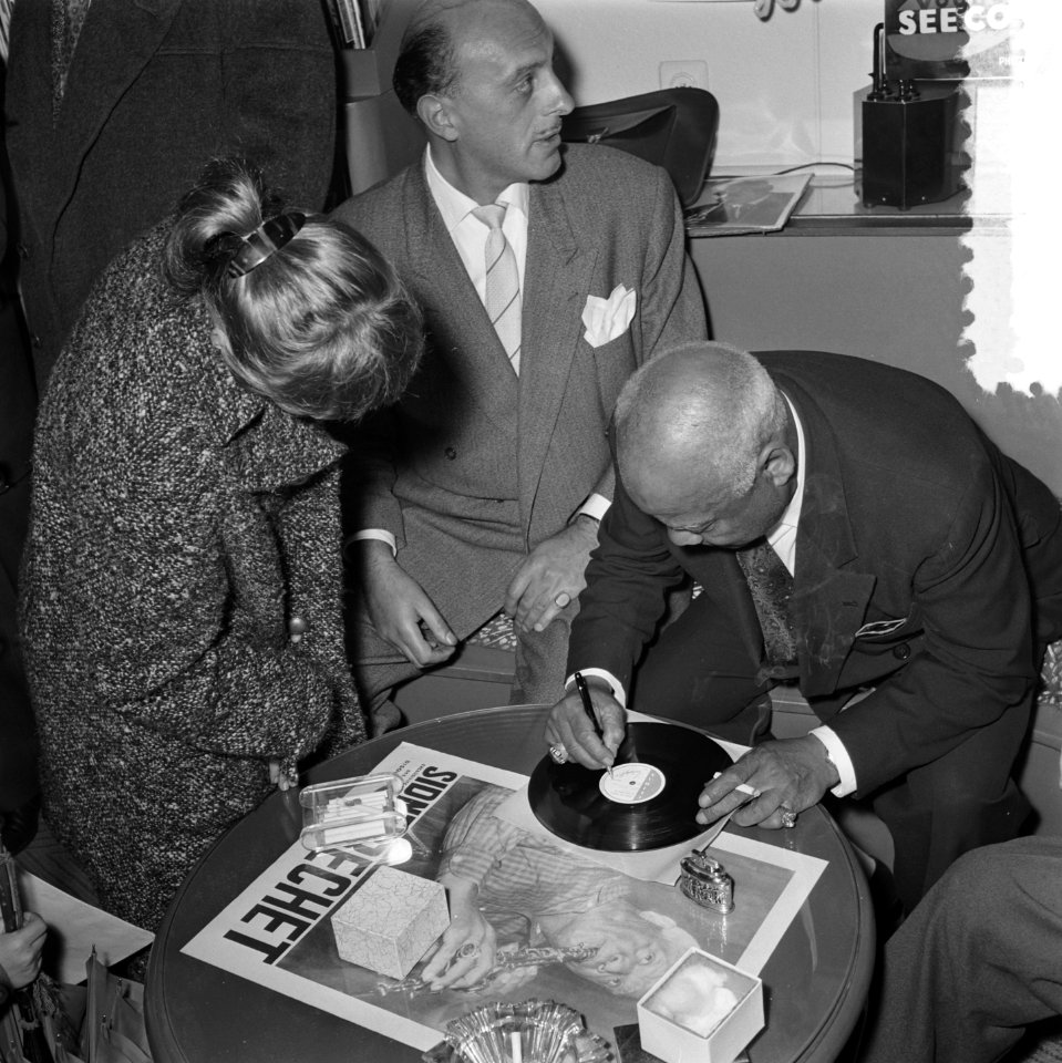 Sydney Bechet tekent grammofoonplaten bij Discotone eigenaar Hank van Leer L. , Bestanddeelnr 908-0486