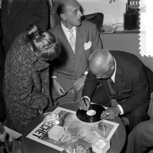 Sydney Bechet tekent grammofoonplaten bij Discotone eigenaar Hank van Leer L. , Bestanddeelnr 908-0486