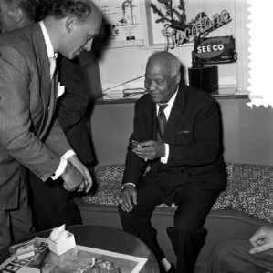 Sydney Bechet tekent grammofoonplaten bij Discotone eigenaar Hank van Leer L. , Bestanddeelnr 908-0484