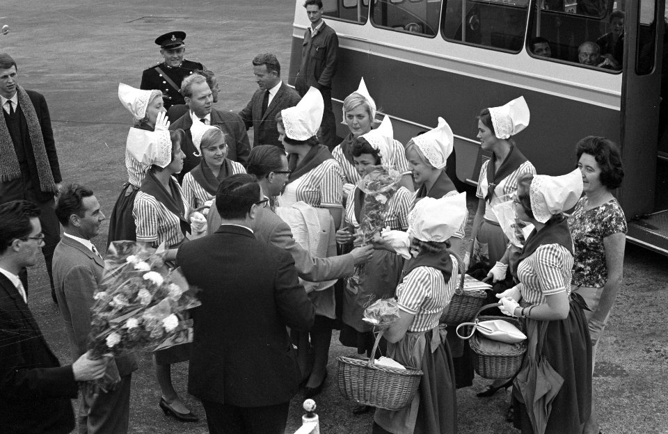 Terugkeer kaasmeisjes uit Engeland. Bij de bus, Bestanddeelnr 913-0009