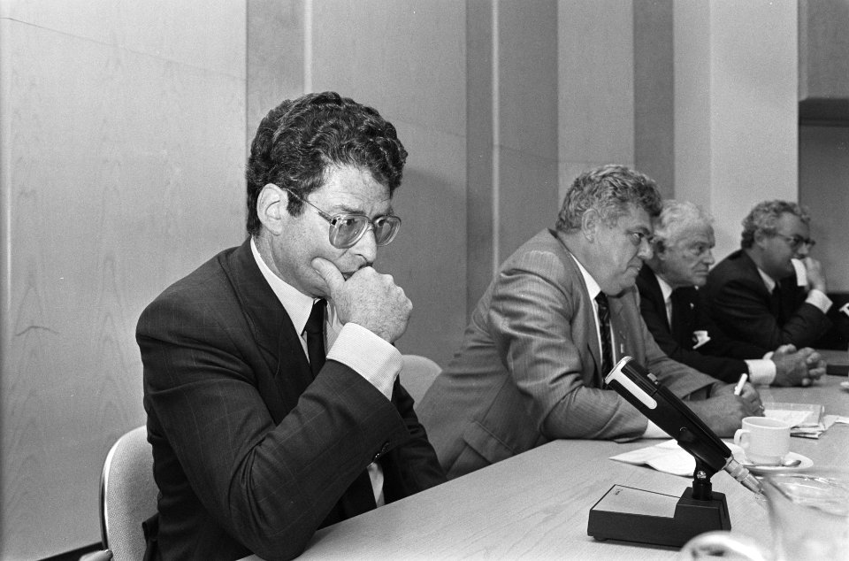 Terugkeer van de Olympische delegatie uit Lausanne burgemeester van Thijn en Vo, Bestanddeelnr 933-7911