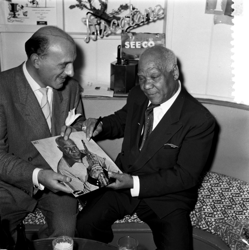 Sydney Bechet tekent grammofoonplaten bij Discotone eigenaar Hank van Leer L. , Bestanddeelnr 908-0493