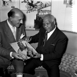 Sydney Bechet tekent grammofoonplaten bij Discotone eigenaar Hank van Leer L. , Bestanddeelnr 908-0493