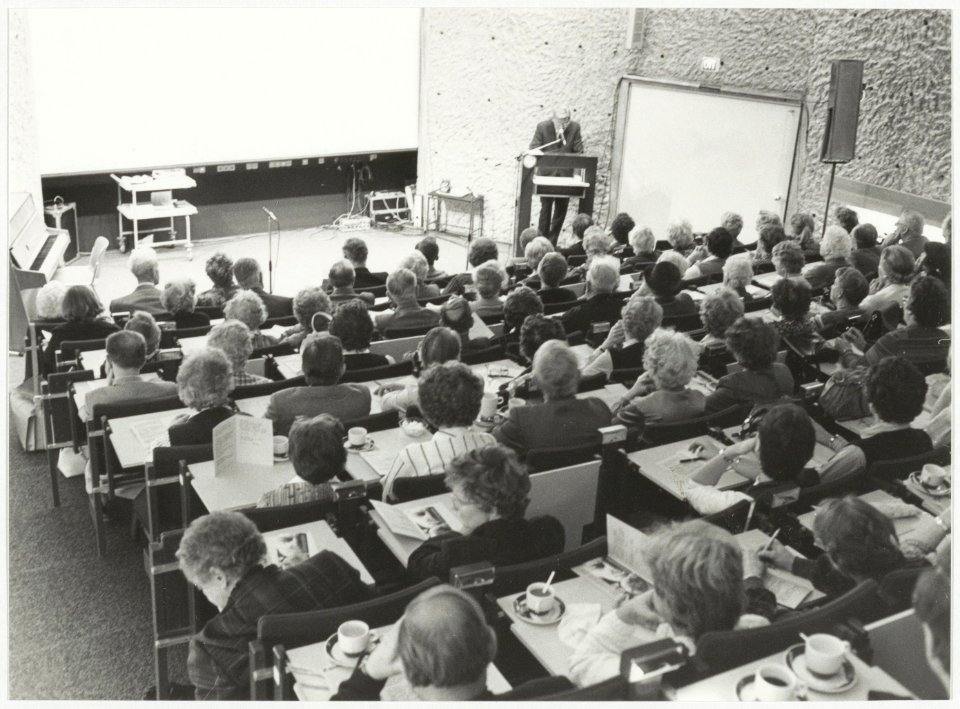 Symposium over medicijnen in het St. Elisabeths Gasthuis in Schalkwijk. NL-HlmNHA 54025869