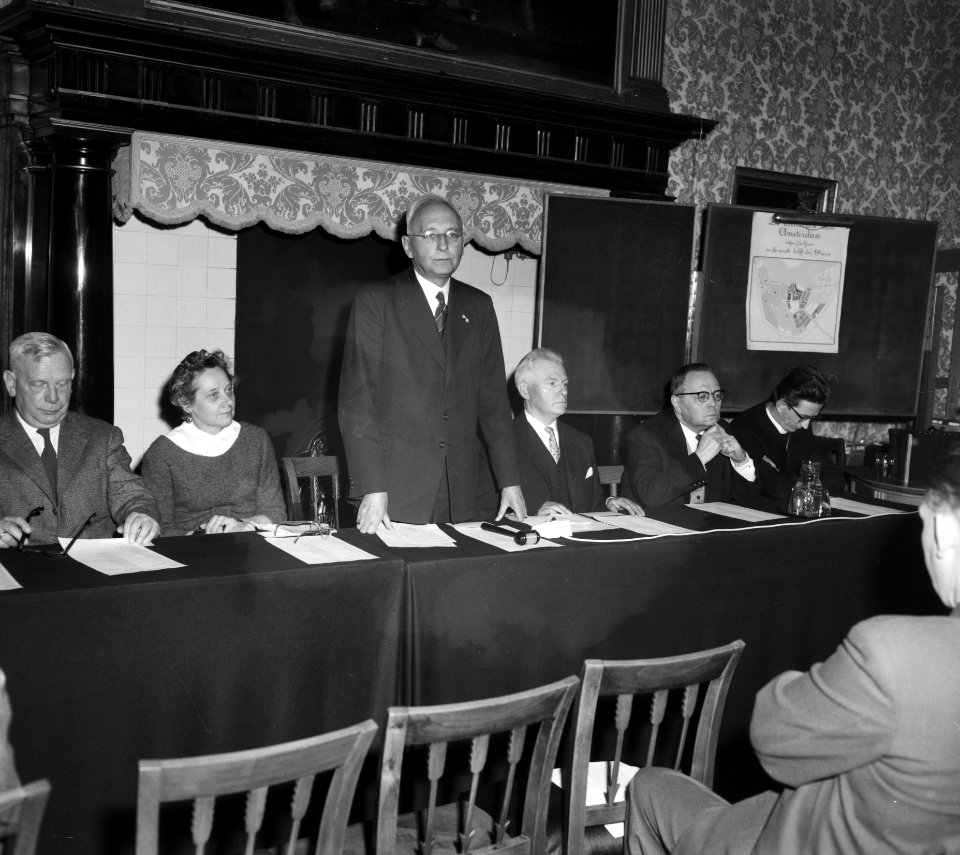 Symposium over Amsterdamse en Rotterdamse dialecten te Amsterdam, v.l.n.r. pater, Bestanddeelnr 910-9084