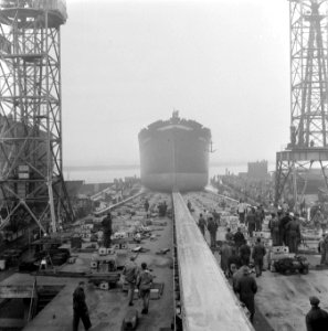 Tewaterlating 19500ton tanker bij Jan Smit te Alblasserdam, Bestanddeelnr 909-2976