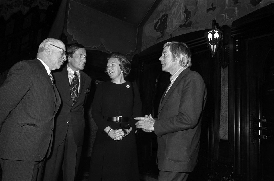 Symposium in Paleis op de Dam over film Bij de beesten af , v.l.n.r. Burgemees, Bestanddeelnr 926-2408
