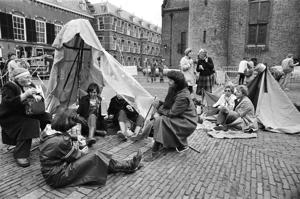 Symbolisch deportatiekamp op Binnenhof opgericht door vrouwen uit protest tegen , Bestanddeelnr 932-1441