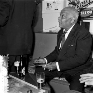 Sydney Bechet tekent grammofoonplaten bij Discotone eigenaar Hank van Leer L. , Bestanddeelnr 908-0492