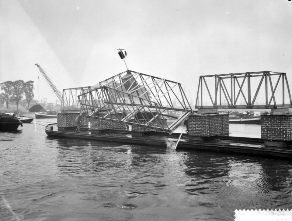 Symbolisch opblazen van de Hembrug, Bestanddeelnr 911-3305