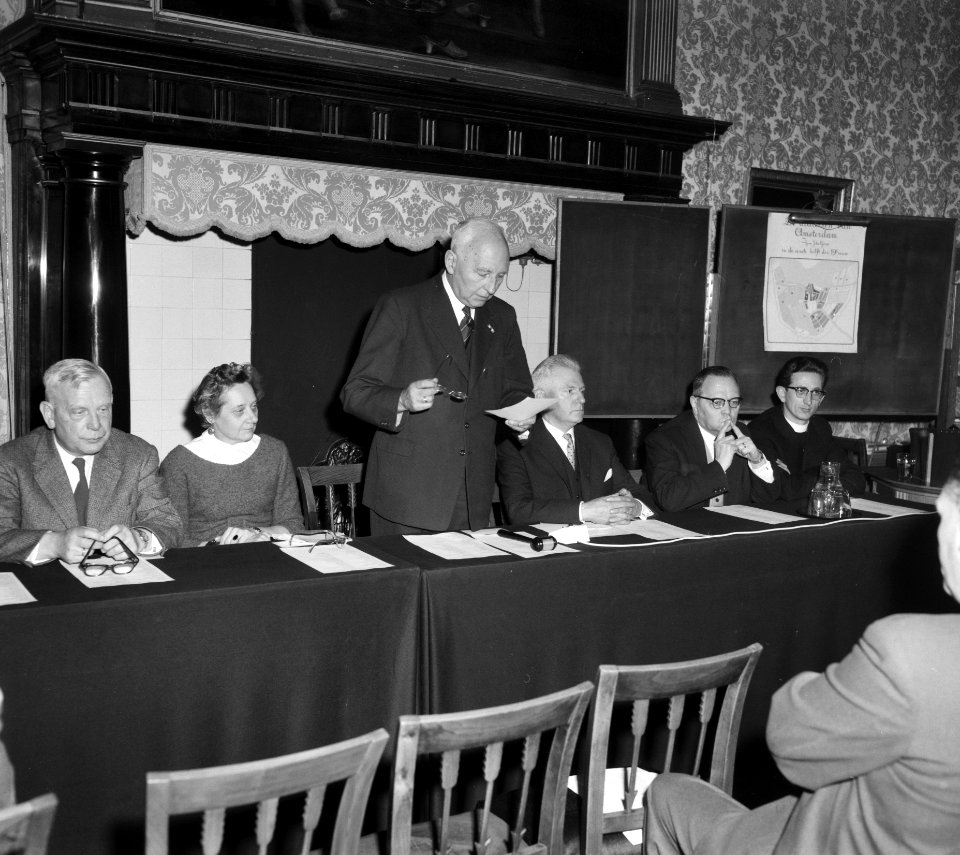 Symposium over Amsterdamse en Rotterdamse dialecten te Amsterdam, v.l.n.r. pater, Bestanddeelnr 910-9085