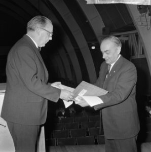 Sweelinckprijs voor mr. Guillaume Landre (links) mr. H. J. Reinink overhandigt d, Bestanddeelnr 917-4717