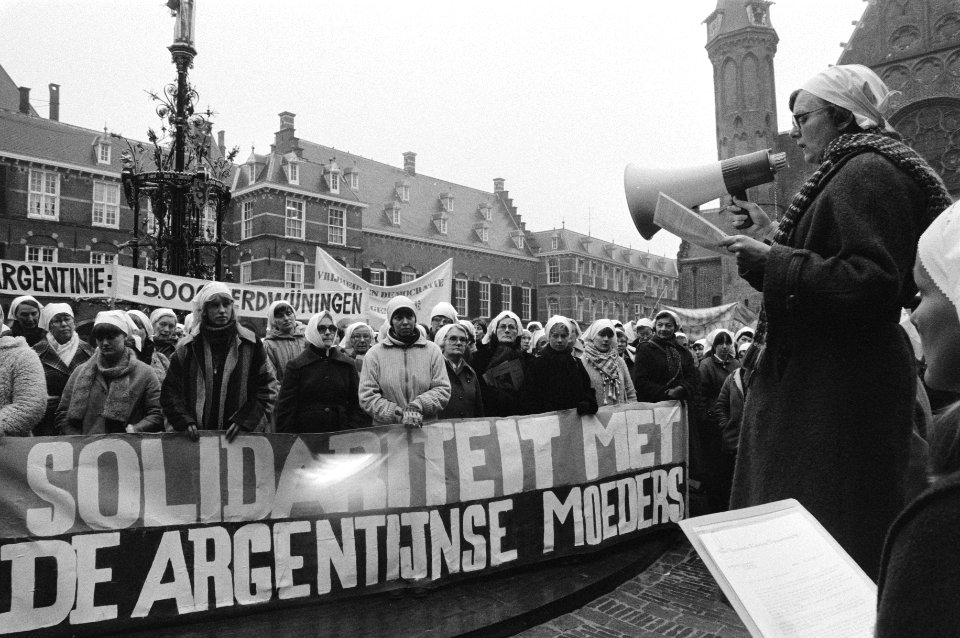 Sympathisanten van de Dwaze moeders van Argentinië demonstreren tegen het beleid, Bestanddeelnr 931-2782