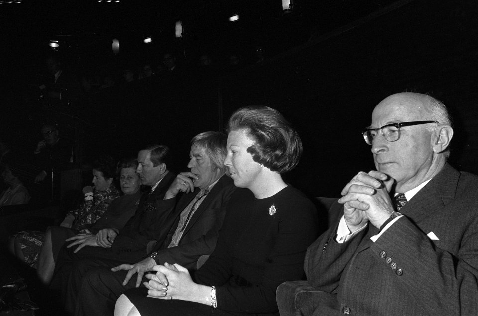 Symposium in Paleis op de Dam over film Bij de beesten af , v.l.n.r. Burgemees, Bestanddeelnr 926-2411