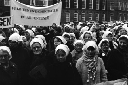 Sympathisanten van de Dwaze moeders van Argentinië demonstreren tegen het beleid, Bestanddeelnr 931-2781