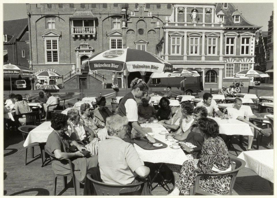 Terras op de Grote Markt voor het stadhuis. NL-HlmNHA 54031900