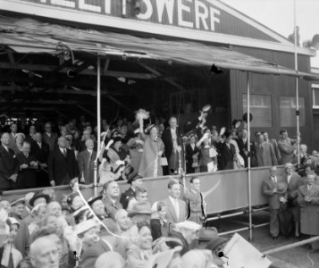 Tewaterlating De Groene Draeck door Prinses Beatrix bij werf De Vries Lentsch , Bestanddeelnr 908-6509