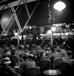 Terras bij avond in Parijs, Bestanddeelnr 254-2083