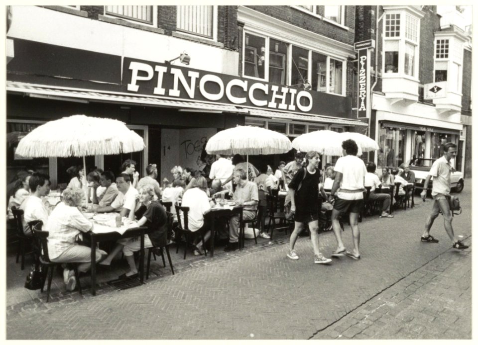 Terras Restaurant Pizzeria Pinoccio, Kleine Houtstraat 2zwart. NL-HlmNHA 54031637