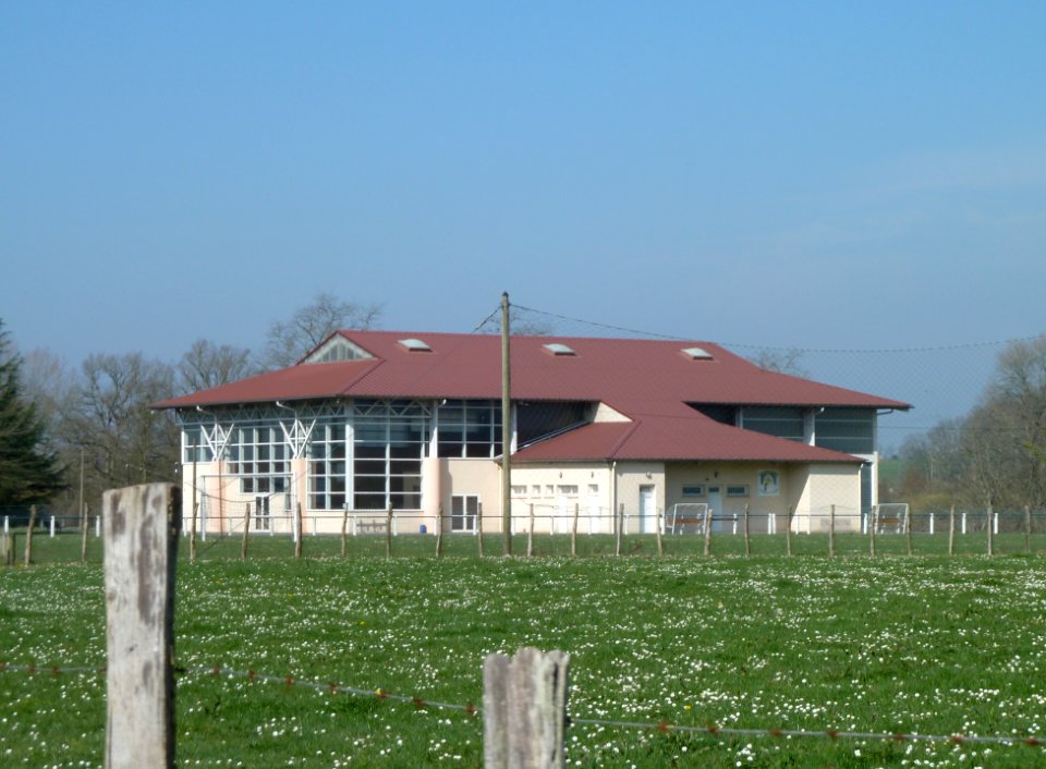 Terrain de football et salle polyvalente de Bérenx