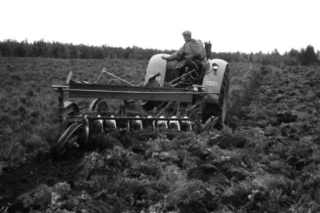 Terreinen, schijvenstoppelploegen, tractoren, arbeiders, Veluwe Hul, Bestanddeelnr 170-0781
