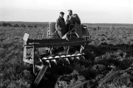 Terreinen, schijvenstoppelploegen, tractoren, arbeiders, Veluwe Hul, Bestanddeelnr 170-0790