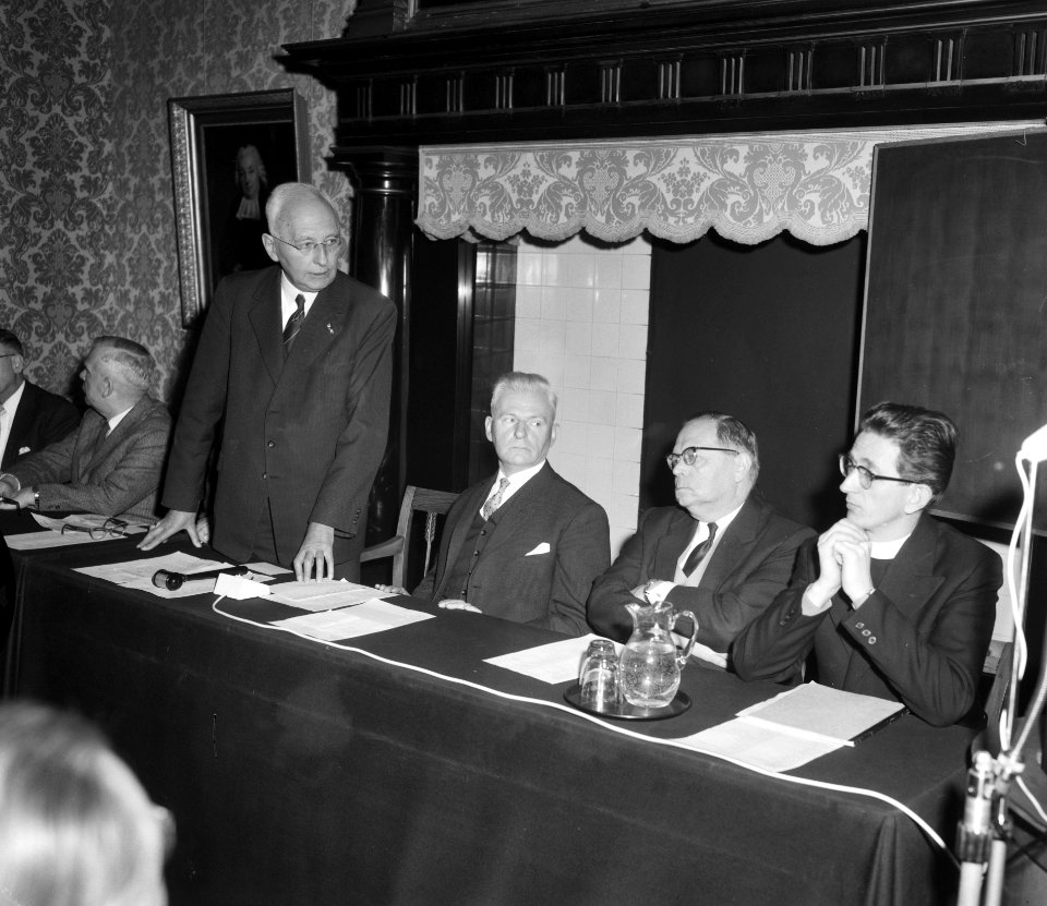 Symposium over Amsterdamse en Rotterdamse dialecten te Amsterdam, v.l.n.r. pater, Bestanddeelnr 910-9087