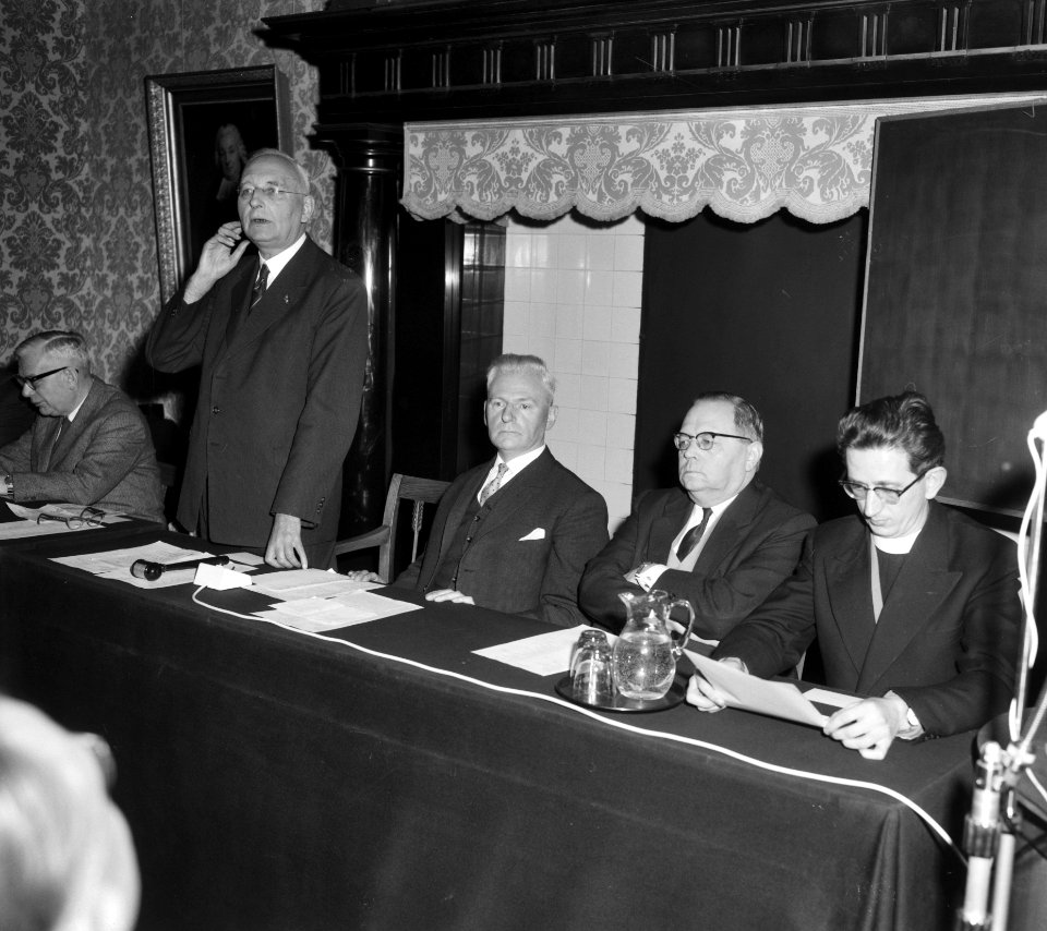 Symposium over Amsterdamse en Rotterdamse dialecten te Amsterdam, v.l.n.r. pater, Bestanddeelnr 910-9086