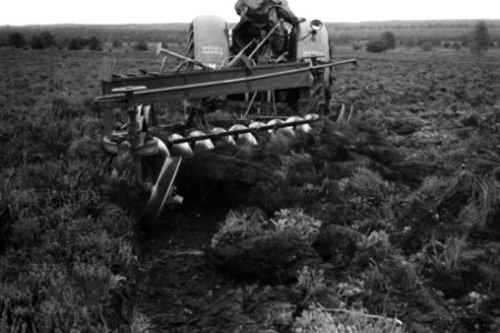 Terreinen, schijvenstoppelploegen, tractoren, arbeiders, Veluwe Hul, Bestanddeelnr 170-0777