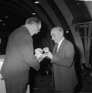 Sweelinckprijs voor mr. Guillaume Landre (links) mr. H. J. Reinink overhandigt d, Bestanddeelnr 917-4716