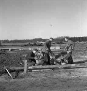 Terreinen, arbeiders, kruiwagens, planken, werkzaamheden, Bestanddeelnr 253-4696 photo