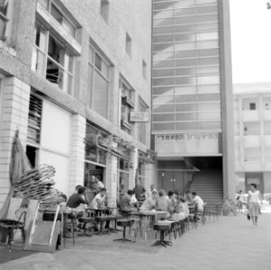 Terras van café California op straat, Bestanddeelnr 255-1791