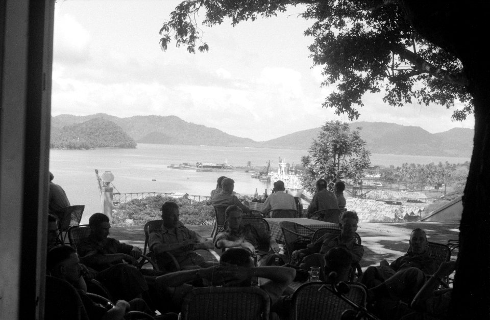 Terras met uitzicht op de haven van Belawan met het schip De Groote Beer, Bestanddeelnr 490