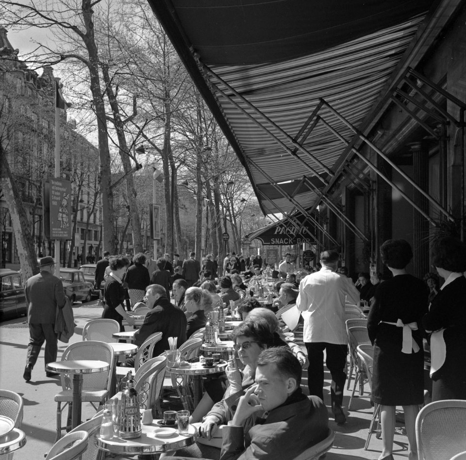 Terras van Café de la Paix, op de hoek van Place de l'Opéra en Boulevard des Cap, Bestanddeelnr 254-0447