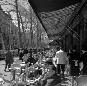 Terras van Café de la Paix, op de hoek van Place de l'Opéra en Boulevard des Cap, Bestanddeelnr 254-0447